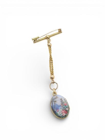 Late 19th-century piece
A chatelaine element...