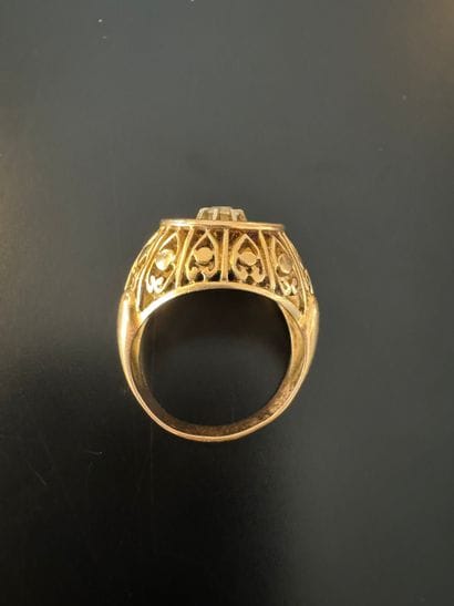 750° yellow gold RING set with a white stone
Gross...