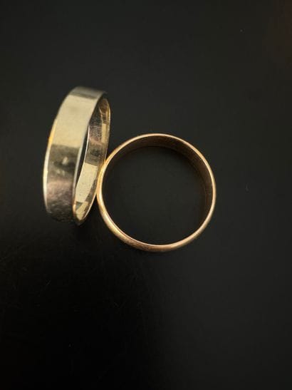 TWO 750° gold wedding rings
Weight: 8.3 ...