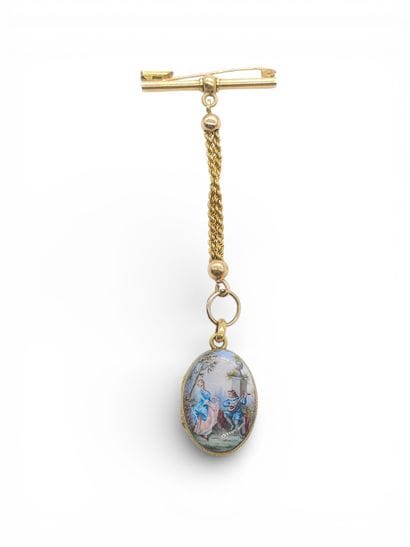 Late 19th-century piece
A chatelaine element...