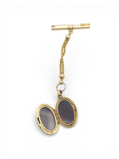Late 19th-century piece
A chatelaine element...