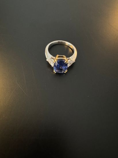 750° white gold RING set with a 4.55 ct sapphire...