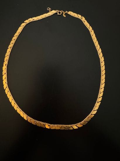 Modern French Design
Flexible champagne-colored...
