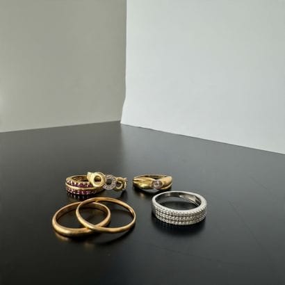 750° gold set including:
Two yellow gold...