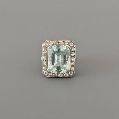750° white gold cocktail ring set with an...