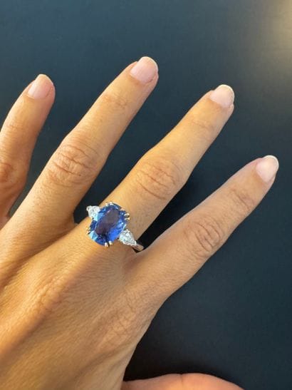 750° white gold RING set with a 4.55 ct sapphire...