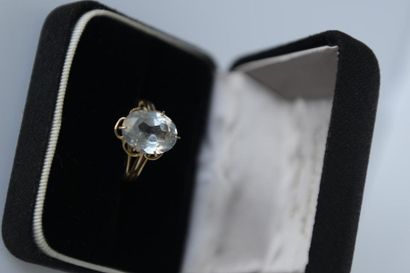 BAGUE en or jaune 750°ornée d'une aigue-marine...