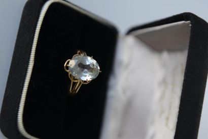 BAGUE en or jaune 750°ornée d'une aigue-marine...