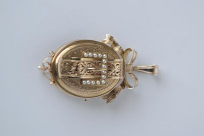 BROCHE en or jaune ornée d'émail bleue
Napoléon...