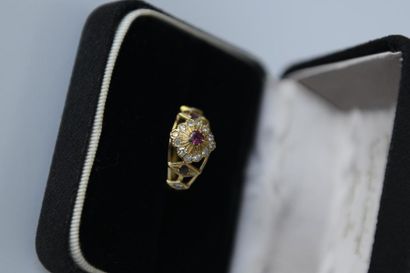 BAGUE en or jaune 750° ornée de diamants...
