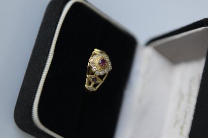 BAGUE en or jaune 750° ornée de diamants...