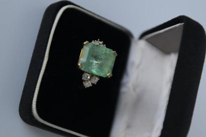 BAGUE en or jaune 750° ornée d'une importante...
