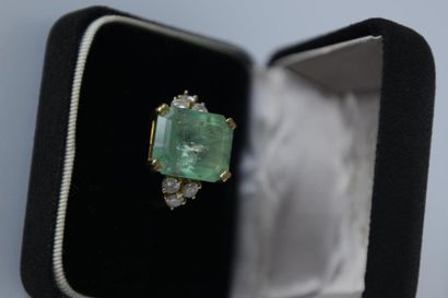 BAGUE en or jaune 750° ornée d'une importante...
