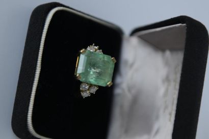 BAGUE en or jaune 750° ornée d'une importante...