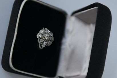 BAGUE marguerite en or gris 750° ornée d'un...