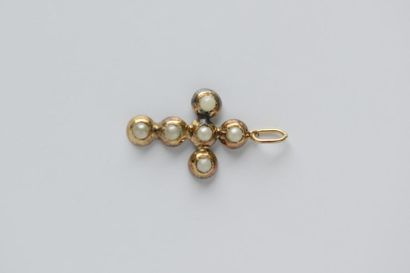 Croix en or jaune et perles Poids brut :...