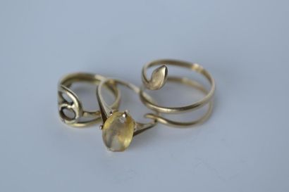 LOT d'or comprenant : 
Trois bagues en or...