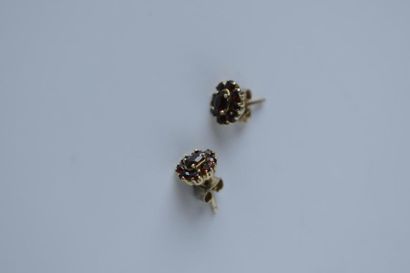 PAIRE de boucles d'oreille en or jaune 750°...