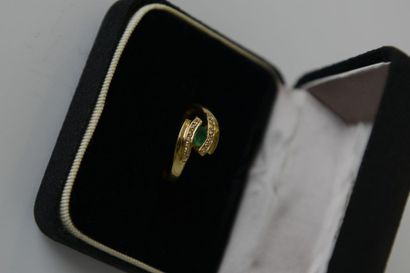 BAGUE en or jaune 750° ornée d'une emeraude...