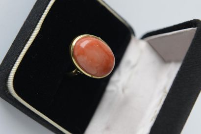 BAGUE en or jaune 750° ornée d'un cabochon...