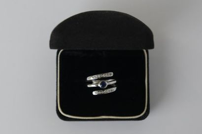 BAGUE en or gris 750° ornée d'un saphir en...
