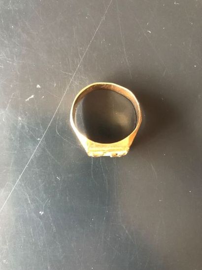 BAGUE chevalière en or jaune 750° monogrammée...