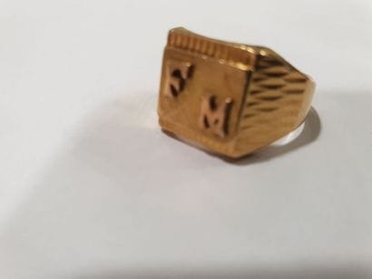 BAGUE chevalière en or jaune 750° monogrammée...