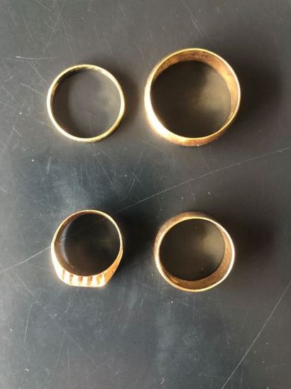 LOT d’or 750° comprenant :
Trois alliances...