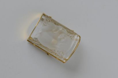LALIQUE, broche en métal doré et cristal...