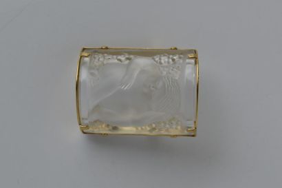 LALIQUE, broche en métal doré et cristal...