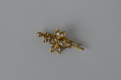BROCHE abeille en or jaune 750 ornée de diamants...
