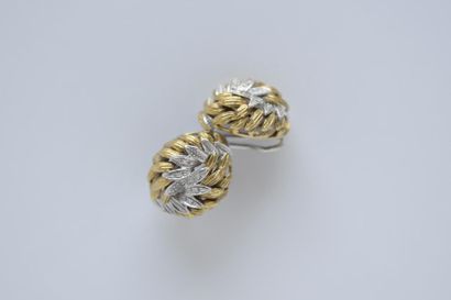 PAIRE de boucles d'oreille en or deux tons...