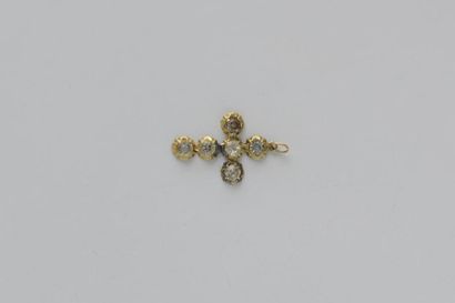 CROIX arlésienne en or jaune 750° ornée de...