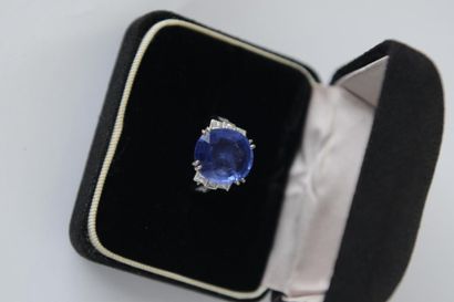 BAGUE en or gris 750° ornée d'un saphir de...