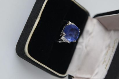BAGUE en or gris 750° ornée d'un saphir de...