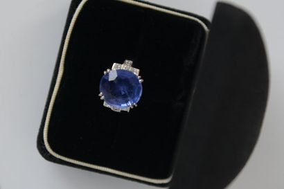 BAGUE en or gris 750° ornée d'un saphir de...