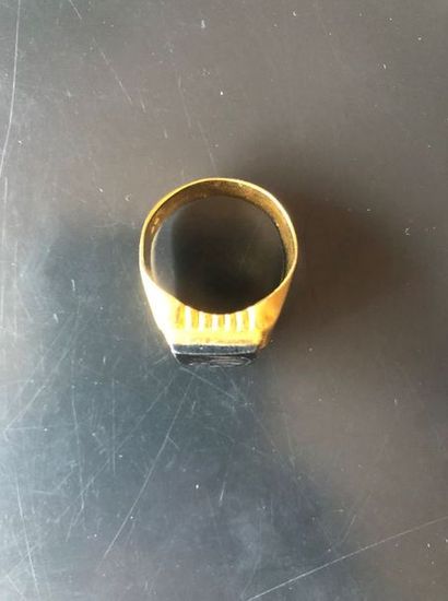 LOT d’or 750° comprenant :
IMPORTANTE CHEVALIERE...