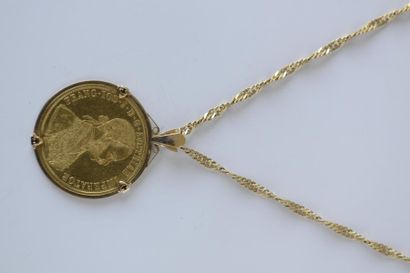 CHAINE en or jaune 750° et son pendentif...