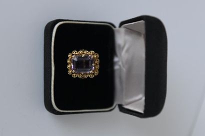 BAGUE en or jaune 750° ornée d'une imortante...