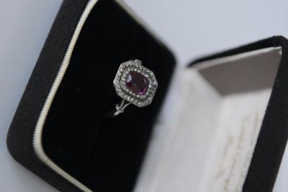 BAGUE en or gris 750° ornée d'un rubis en...