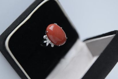 BAGUE en or gris 750° ornée d'un cabochon...