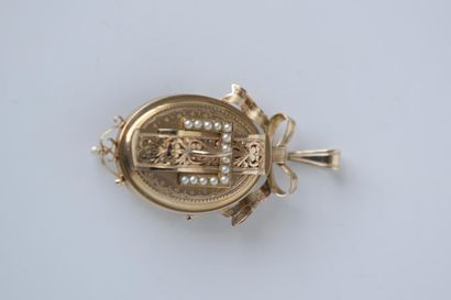 BROCHE faisant pendentif ornée de perles...