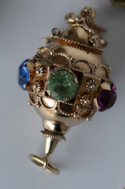 PENDENTIF en or jaune 750° ornée de pierres...