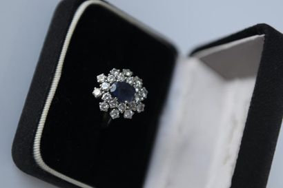 BAGUE marguerite en or gris 750° ornée d'un...