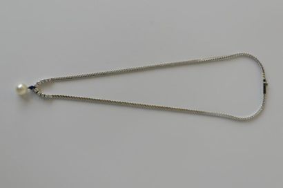 COLLIER en or gris 750° ornée de diamants...