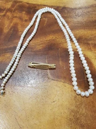 COLLIER de perles en chute, fermoir en or...