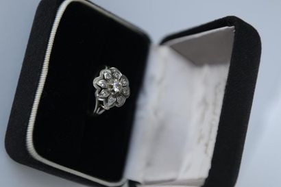 BAGUE en platine ornée d'un diamant demi...