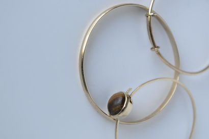 LOT de trois bracelets en or jaune 750° rigide...