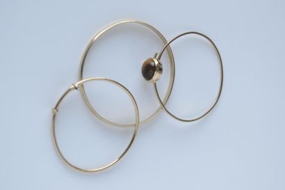 LOT de trois bracelets en or jaune 750° rigide...