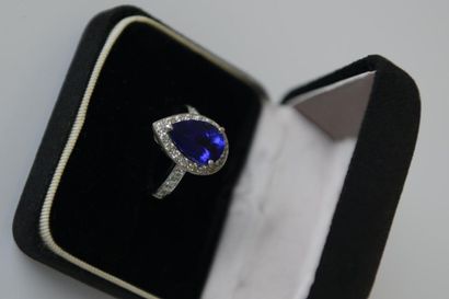 BAGUE en or blanc orné d'une tanzanite taillée...